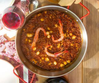 Fideuá marinera de pescado y marisco con gamba roja (1 persona)