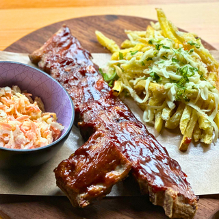 COASTE DE PORC BBQ CU CARTOFI PROASPETI PRAJITI BARRELS (NECONGELATI) SI SALATA COLESLAW