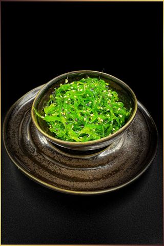 Салата гома уакаме -