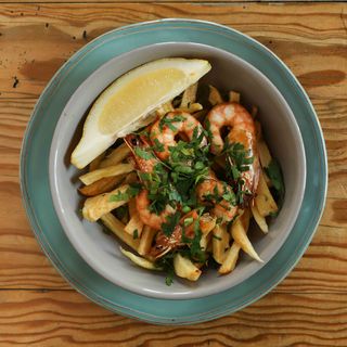 Gambas ao Alho com Batata Frita