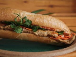 Kanapka Banh Mi z kotletem rybnym﻿