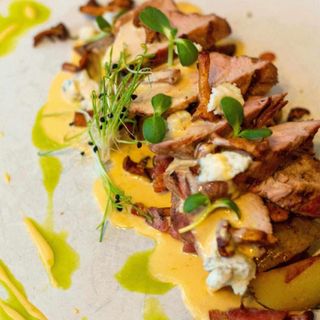 Свинна вирізка гриль з смаженою картоплею та білими грибами (180г/150г/50г)