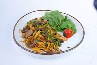 Шанхайски нудли с говеждо