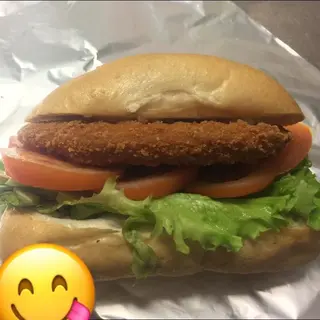 Panino con cotoletta di pollo, insalata, pomodoro, ketchup e maionese