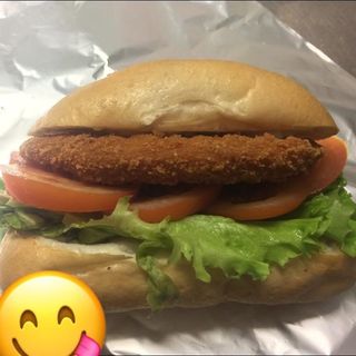 Panino con cotoletta di pollo, insalata, pomodoro, ketchup e maionese