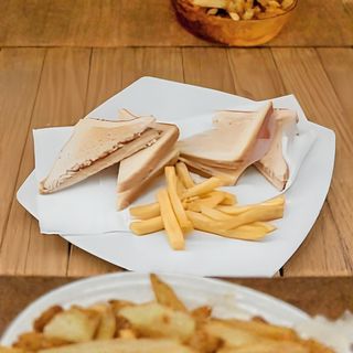 Tost sendvič sa pršutom