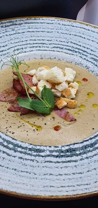 Supă cremă de ciuperci cu chips de bacon