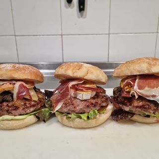 Hamburguesa De Pollo Krispy, queso, bacon y alioli