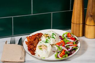 Oua posate cu ardei copti