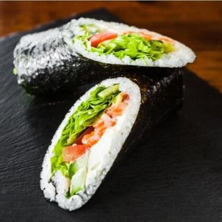 Суші Шаурма з лососем в норі (370 гр)