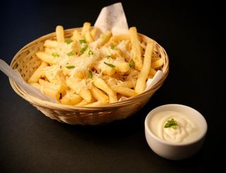 Cartofi prăjiți aromatizati cu parmezan