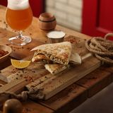 კესადია ქათმის და ღორის ხორცით