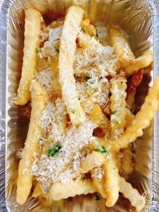 cartofi cu parmesan, ulei aromatizat cu usturoi si patrunjel 250 gr