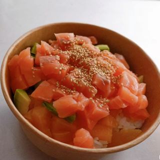 Poke salmón