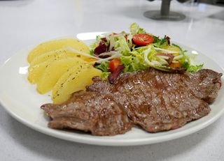 Filete De Ternera Retinta Con Patatas Y Ensalada
