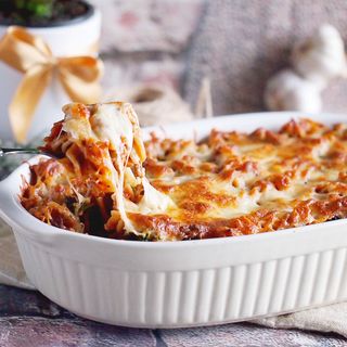 Zapiekanka makaronowa z wołowiną,ser,ogórek kiszony,cebula,czosnek