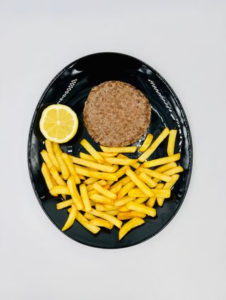 Hamburger di Carne alla Griglia Con Patatine Fritte E Limone