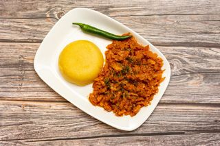 Varza calita servita cu mamaliguta