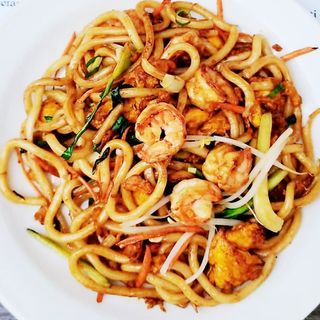 Menu: Coca e (cd.129) udon con gamberetti e verdure miste alla piastra