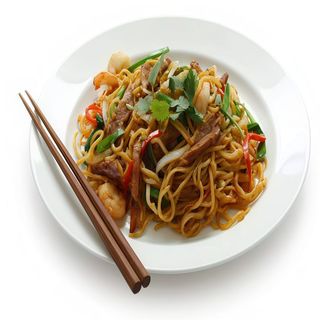 Fideos De Arroz Con Carne Y Gambas Con Salsa A Elección