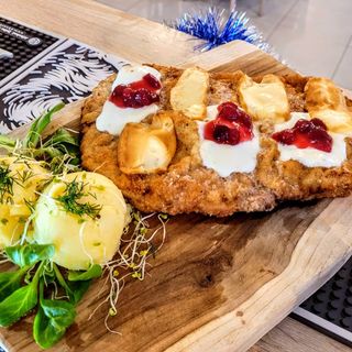 kotlet schabowy z serkiem zakopiańskim i żurawiną