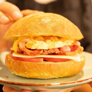Bocadillo con tomate, queso, bacon y huevo