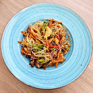 Noodles cu pui si legume