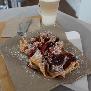Crepes con mermelada de frutos rojos