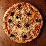 Pizza sa pančetom, suvim šljivama i parmezanom