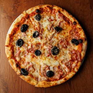 Pizza sa pančetom, suvim šljivama i parmezanom