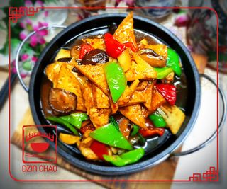 J11 მოთუშლი ტოფუ გავარვარებულ თუჯის კეცზე