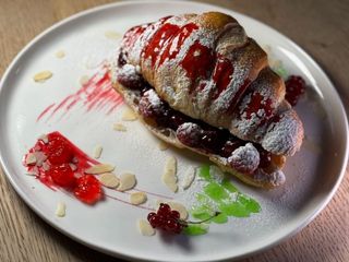 Круасан з вишневим конфі (150г)