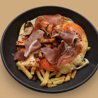 Ovos rotos de presunto e espargos