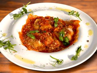 Равіолі з тушкованою телятиною в вині / Ravioli con vitello brasato al vino (250g)