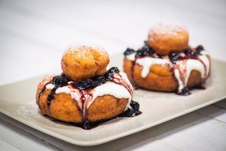 Papanasi cu smântână și gem de afine