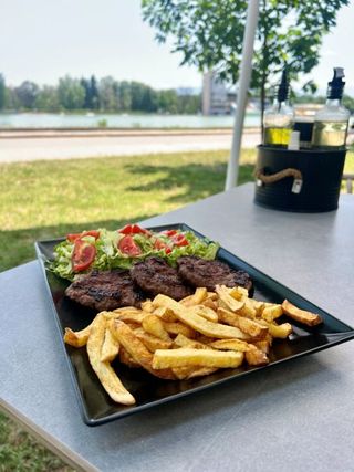 Телешки Бляк Ангъс кюфтенца на плоча със свежи салатки