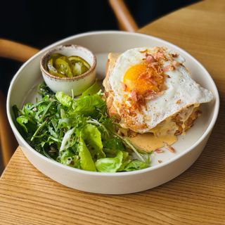 Сендвіч Крок-мадам з шинкою котто, сирним соусом та яєшнею