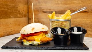 Burger crispy de pui cu cartofi pai