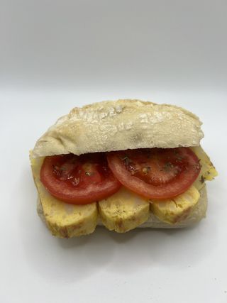 Chapatina De Tortilla De Patatas, Tomate Y Mahonesa