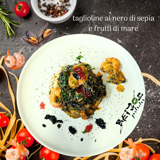 taglioline al nero di sepia e frutti di mare
