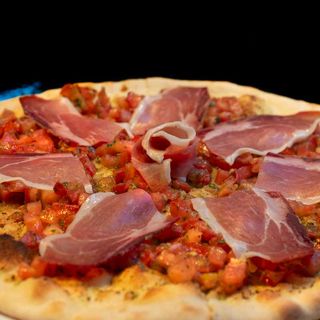 Focaccia De Ajo Con Tomate Y Serrano