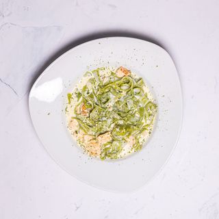 Zeleni rezanci s lososom