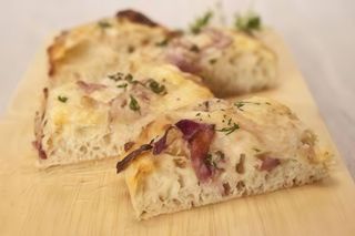 Focaccia de panceta y queso