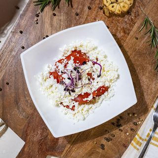 Salată de roșii cu brânză