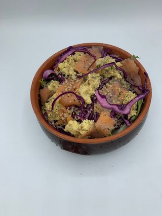 Quinoa salmone norvegese, cavolo rosso marinato e humus di ceci