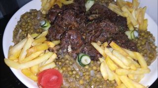 Frites et Petits Pois avec Viande