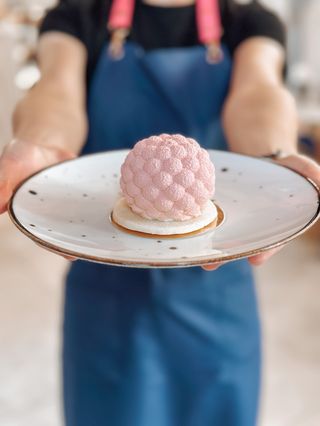 Monoporcja biała czekolada z czarną porzeczką 