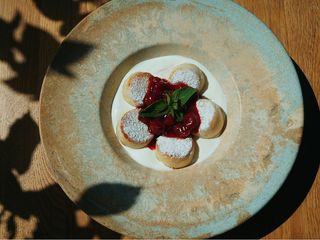 Сирники з вишневим соусом та сметаною (150/50/50g)