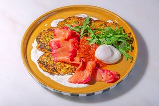 Кабачкові панкейкиз лососем та соусом