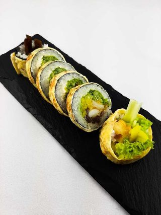03.Tamago Futomaki z kalmarami w tempurze i warzywami 6szt.